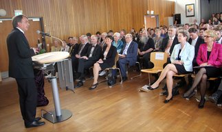 Oberkirchenrat Dieter Kaufmann, Vorsitzender des Trägervereins, begrüßt herzlich die zahlreichen Gäste beim Festakt zum 50-jährigen Jubiläum der Evangelischen Fachschule für Sozialpädagogik Reutlingen.