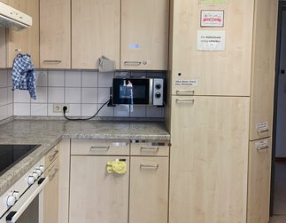 Den Bewohnerinnen des Wohnheims an der Reutlinger Fachschule steht eine vollständig eingerichtete Küche zur Verfügung - mit Platz für persönliche Vorräte.