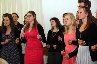 Erfolgreicher Auftritt beim Jubiläum: Die Chormitglieder der Evangelischen Fachschule für Sozialpädagogik Reutlingen singen begeistert und schnippen mit den Fingern.