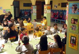 Blick in fröhliche Kindergesichter beim gemeinsamen Essen im deutschen Kindergarten in Ecuador. Die Reutlinger Fachschule hat langjährige Kontakte dorthin und vermittelt auch Berufspraktika.
