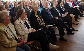 Beim Festakt zum 50-jährigen Jubiläum der Reutlinger Fachschule sitzen die Direktorin der ersten Stunde Thilda Wolf, der ehemalige Direktor Dr. Hans-Georg Kelterborn und die Stiftungsgründerin Ilse Keppler in der ersten Reihe.