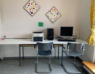 Blick in den Computerraum im 3. OG des Wohnheims an der Reutlinger Fachschule - mit Laptop-Arbeitsplätzen und gemütlicher Coach.