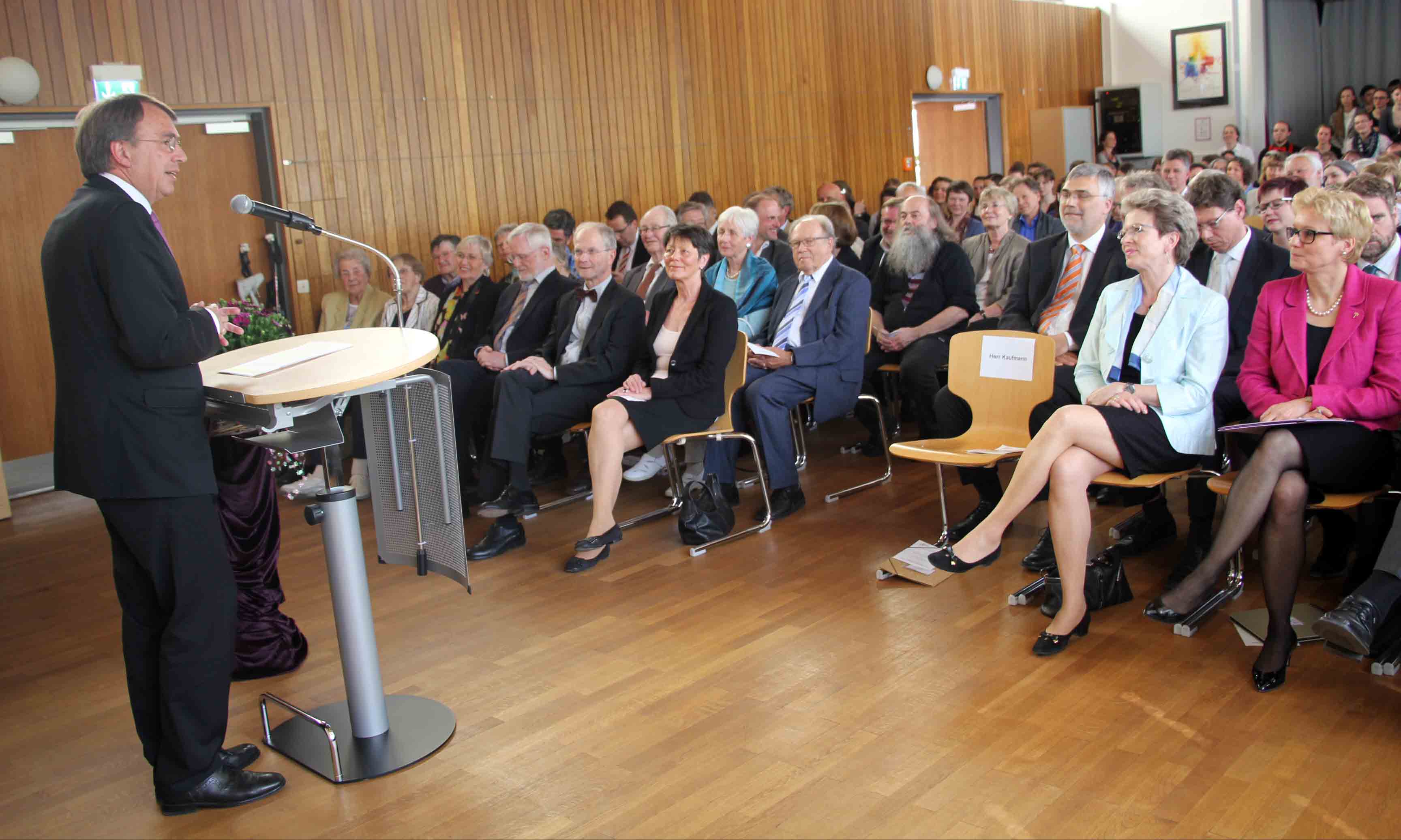 Oberkirchenrat Dieter Kaufmann, Vorsitzender des Trägervereins, begrüßt herzlich die zahlreichen Gäste beim Festakt zum 50-jährigen Jubiläum der Evangelischen Fachschule für Sozialpädagogik Reutlingen.
