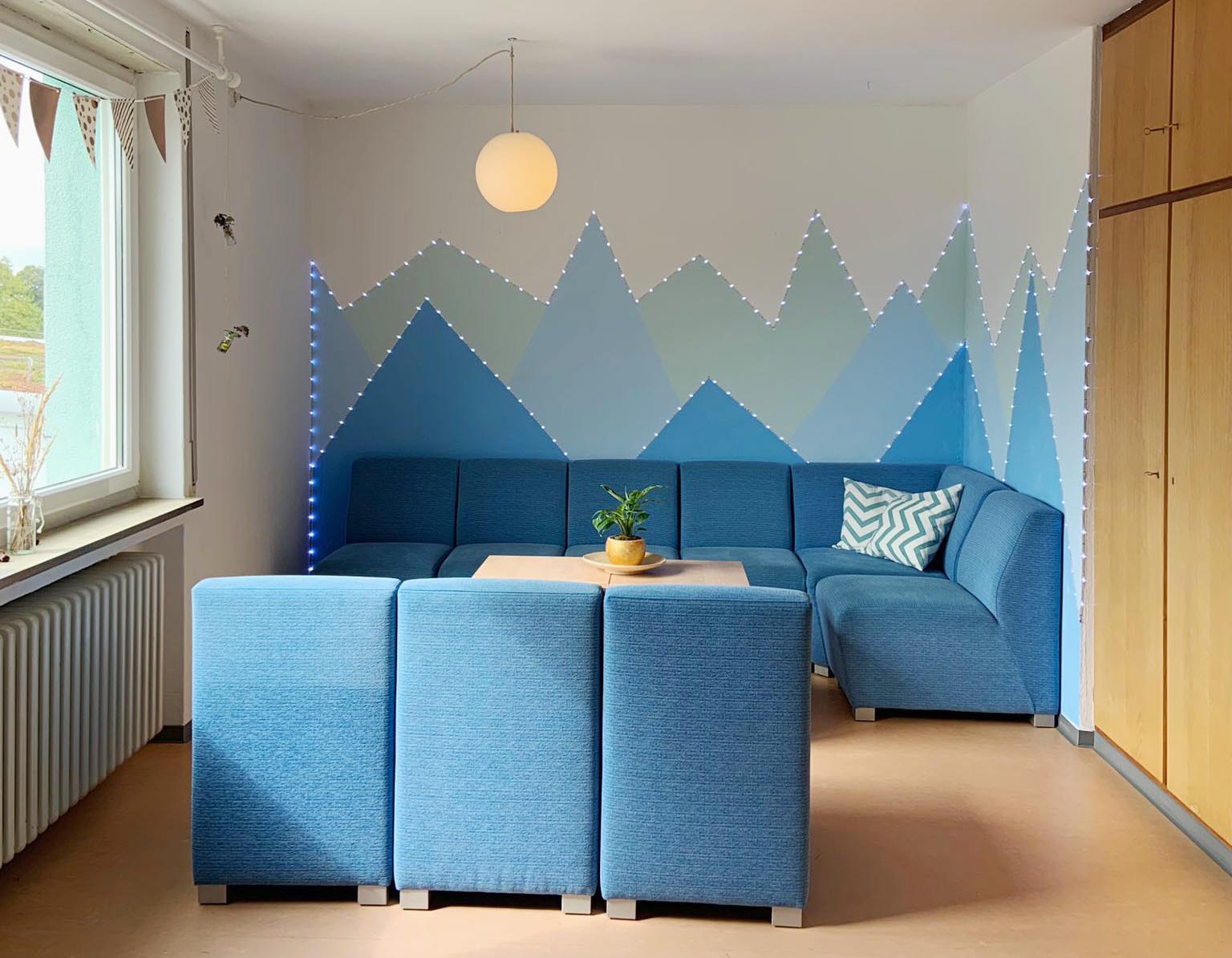 Blaue Insel: Die Sofaecke im Flur des 2. OG des Wohnheims ist ein beliebter Treffpunkt für die Bewohnerinnen des Wohnheims an der Reutlinger Fachschule.