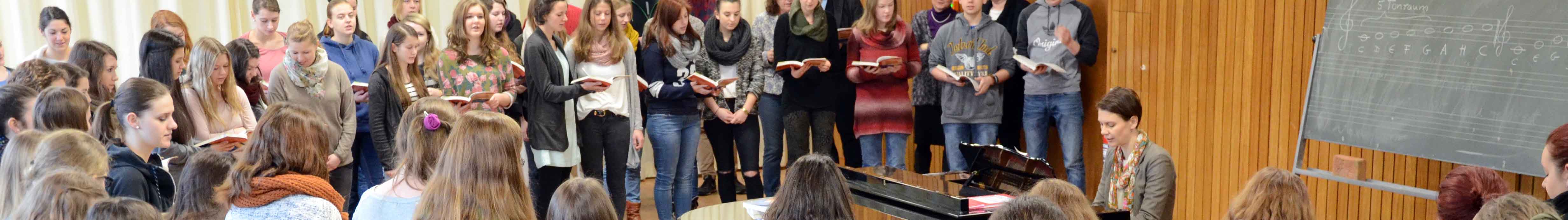 Im Musiksaal trifft sich die gesamte Schülerschaft der Reutlinger Fachschule, um regelmäßig miteinander zu singen und für Aufführungen zu proben.